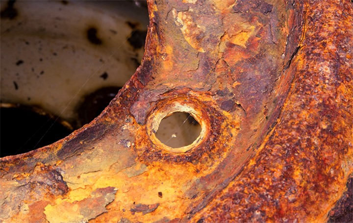 Rust, eller korrosion, er en kemisk forbindelse, der opstår.